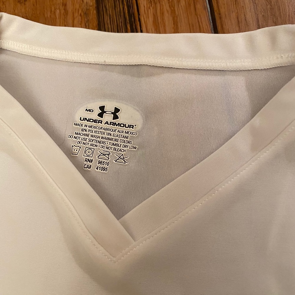 Under Armour women’s heat gear V neck shirt